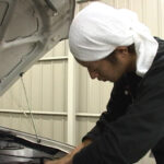 自動車整備士！汗と油にまみれた体を引き寄せ交じり合う