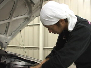 自動車整備士！汗と油にまみれた体を引き寄せ交じり合う