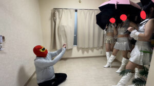 3人のキャンギャルに電気アンマやられまくり逝かされる