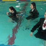 基礎練習は制服水泳