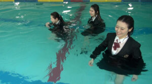基礎練習は制服水泳
