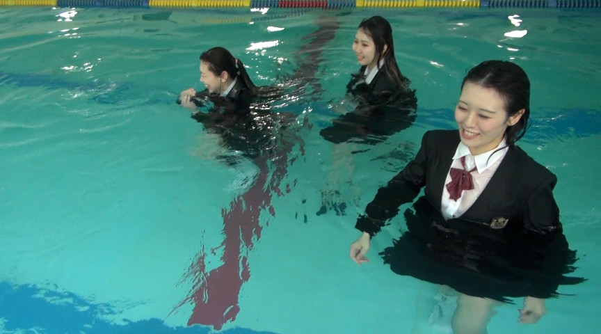 基礎練習は制服水泳