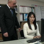 葵千恵ちゃんの口臭嗅がせ手コキ