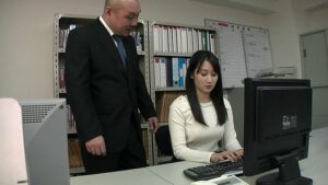 葵千恵ちゃんの口臭嗅がせ手コキ