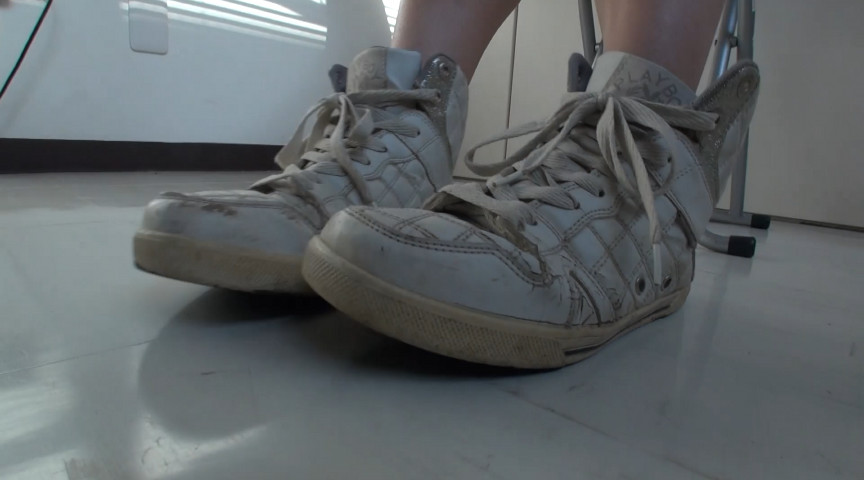 履き古し激臭スニーカーの足臭責め