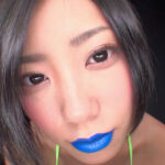 水着姿で唾液たっぷりガラス舐め