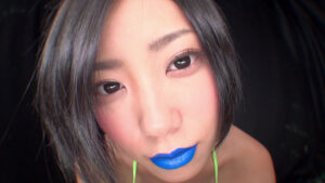 水着姿で唾液たっぷりガラス舐め