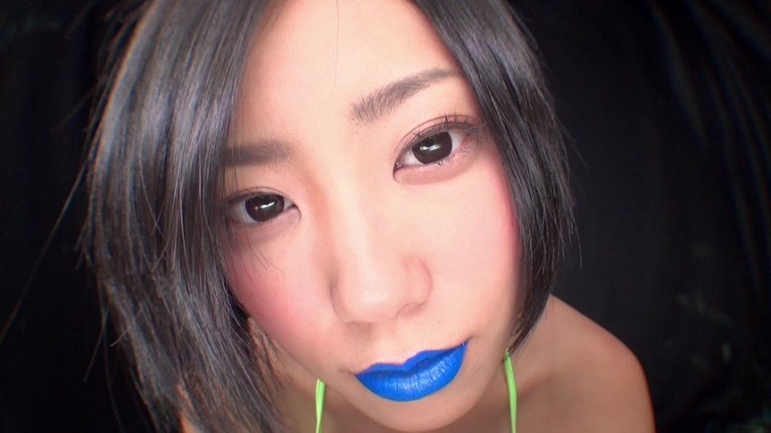 水着姿で唾液たっぷりガラス舐め