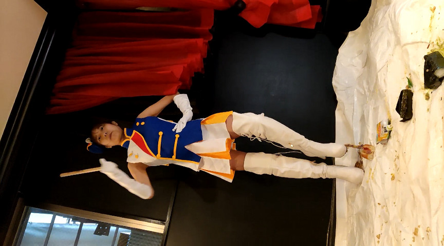 めいちゃんのカラーガードコスプレでフードCRUSH