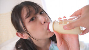 【動画】小さくて可愛すぎる少女のオムツプレイ動画01