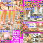 短靴やサンダルでヒキガエルを踏むあどけない女の子！